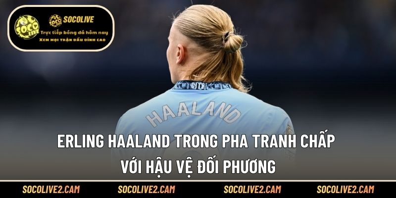 Erling Haaland trong pha tranh chấp với hậu vệ đối phương
